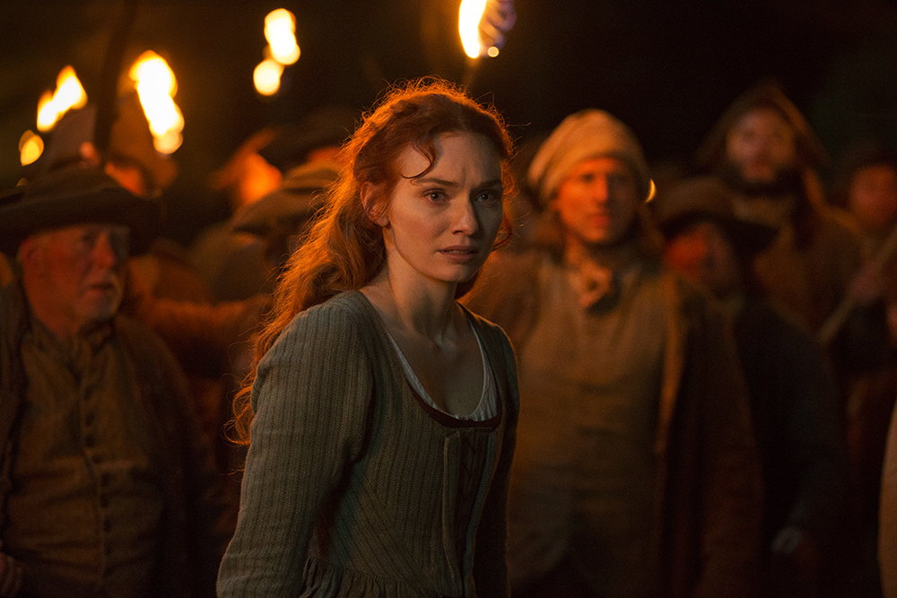 Demelza (Eleanor Tomlinson) in front of mob